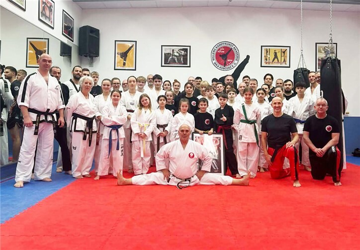 Kampfkunstlegende trainiert junge und alte Talente.