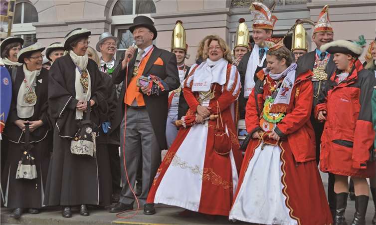 Kampflos wurde das Rathaus erobert und der Obermöhn Ingrid Efferz wurde der obligatorische Obolus überreicht.
