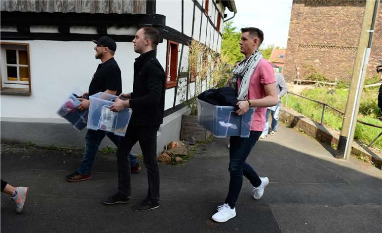 Kandidat Felix Leßmeister (1.v.r.) beim Einzug ins Haus der Reality-Show „Get The Fuck Out Of My House“. Foto: ProSieben / Willi Weber