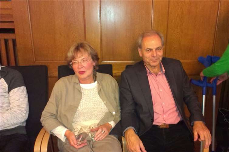 Entscheidung fällt zwischen Langner und Flöck Kandidat Hans Peter Ackermann von den Grünen, hier mit Lebensgefährtin Andrea Mehlbreuer war mit seinem Abschneiden durchaus zufrieden.