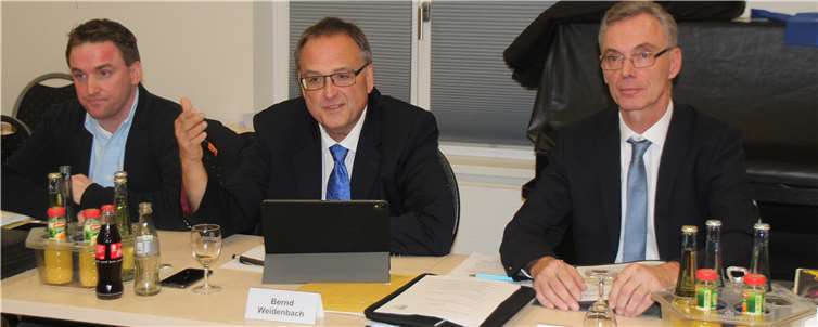 Kandidat Marcel Caspers mit dem amtierenden Verbandsbürgermeister Bernd Weidenbach und Stadtbürgermeister Udo Heuser (v.l.), hier bei einer Stadtratssitzung.Foto: KMI