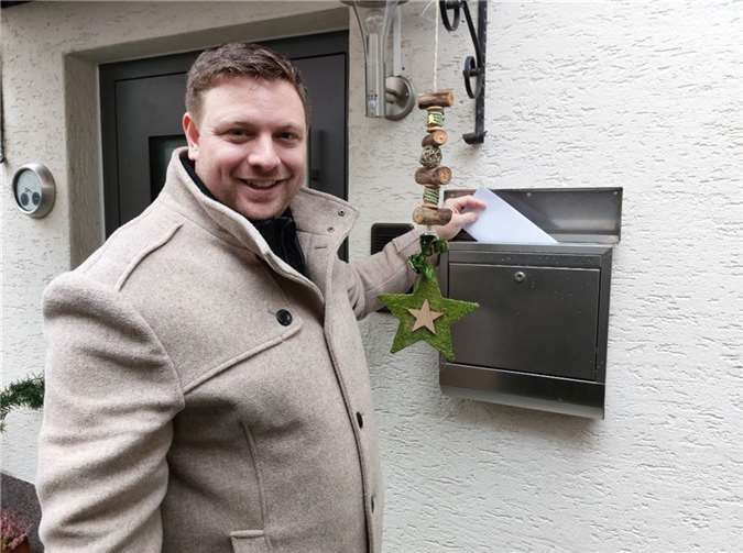 Kandidat der SPD zur VG-Bürgermeisterwahl Norman Schneider beim Briefe verteilen.Foto: privat