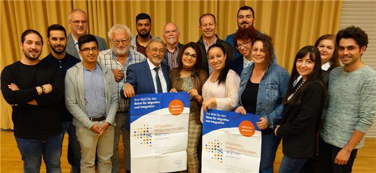 Kandidaten für den städtischen Beirat für Migration und Integration, hier mit der Geschäftsführerin des Beirates Dilorom Jacka, starten in den Wahlkampf.Foto: privat