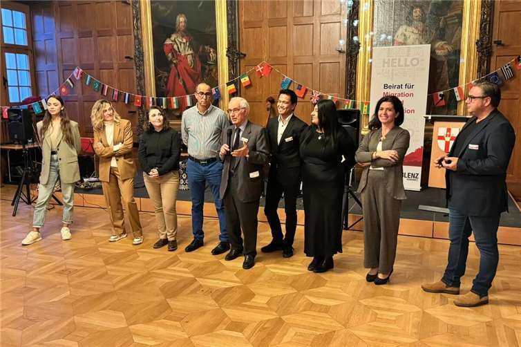 Kandidatinnen und Kandidaten der Beiratswahl - Yekaterina Sedova, Angela Drexler, Arzu Yilmaz, Mohamed Belbaz, Vito Contento, Dirk Schaefer, Manezhah Rasool, Sara Occari, Lazar Mickey Buzakovic. Foto: Stadt Koblenz/ Clara Röllinghoff