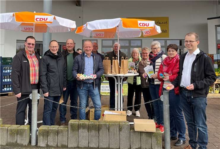 Kandidatinnen und Kandidaten der CDU Polch informierten bei der Ostereieraktion am REWE-Markt in Polch über aktuelle Themen in der Stadt Polch. Quelle: CDU Polch
