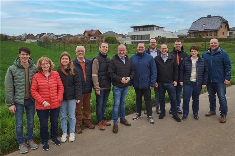 Kandidatinnen und Kandidaten der CDU Polch vor Ort im Bereich des geplanten Wohnbaugebietes „Am St. Georgenbach“ südlich des Baugebiets „Im Kleegarten“ (unterhalb des Friedhofs). Foto: privat