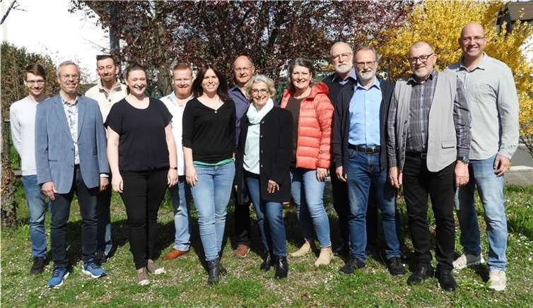 Kandidatinnen und Kandidaten der Freien Liste Spay e.V. (vlnr.) : Jens Lang, Heinz Alt, Florian Wilbert, Veronika Wilbert, Sven Hofmann, Yvonne Paffhausen, Walter Karbach, Christine Werner, Birgit Piringer, Harald Michel, Albert Schäfer, Karl Heinz Wilbert, Holger Weißmann. Es fehlen: Sven Gerlach, Günther Werner, Wolfgang Paul, Joachim Stang, Michael Schweikert, Jürgen Volk, Christoph Schütz.  Foto: privat