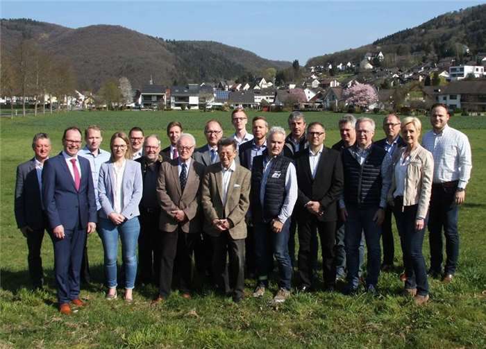 Kandidatinnen und Kandidaten für den Ortsgemeinderat Roßbach / Wied, hinten (v.l.): Herbert Hecken, Martin Krumscheid, Stephan Dasbach, Jan Hammer, Rolf Hammer, Matthias Hombeul, Jörg Gries, Clemens Reuschenbach, Paul Boden, Gregor Krumscheid, Michael Huhn; vorne (v.l.):: Thomas Boden, Kirsten Gerhards, Jürgen Becker, Heinz Klein, Peter Beiert, Alexander Paganetti, Michael Hesseler, Rainer Prangenberg, Beate Boden-Rott. Foto: CDU Ortsverband Roßbach / Wied