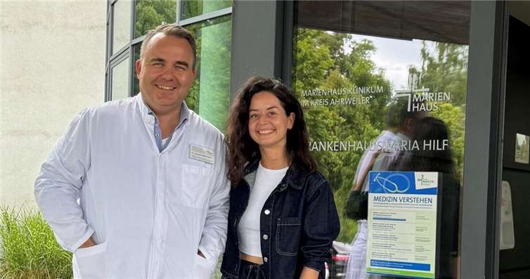 Kann nach ihrer Bandscheiben-OP am Krankenhaus Maria Hilf in Bad Neuenahr-Ahrweiler wieder lächeln: Profitänzerin Malika Dzumaev (re.) mit Wirbelsäulenspezialist Dr. med. Jacques D. Müller-Broich.  Foto:privat