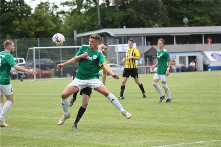 Kann sich TuS Torjäger Benedikt Gemein und seine Mitspieler durchsetzen? Foto: privat