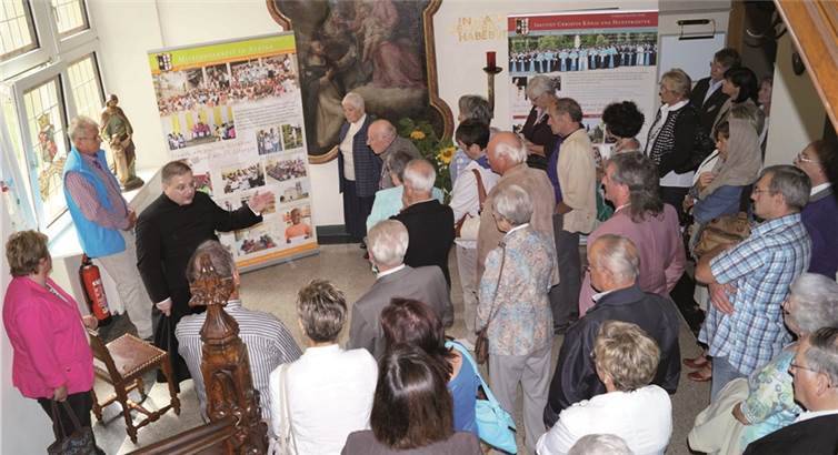 Kanonikus Karl Lenhardt führte nachmittags etliche Besuchergruppen durch das Kloster Maria Engelport. TT