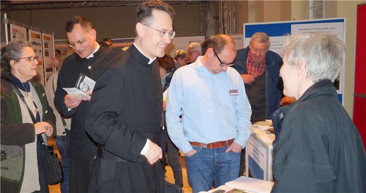 Kanonikus Richard von Menshengen (Bildmitte) bangt mit seinen Mitbrüdern um die Ruhe und Einkehr rund um das Kloster Maria Engelport.