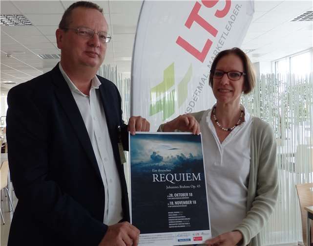 Kantor Ingo Bechmann präsentierte zusammen mit Dr. Iris Schnitzler, Leiterin des Marketings bei der LTS, das Plakat. privat