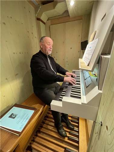 Kantor i.R. Gisbert Wüst an der Winterhalter-Orgel.