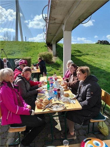 Kanuten des Neuwieder Wassersportvereins (NWV), nach dem Anpaddeln auf dem Rhein, beim gemütlichen Beisammensein am Bootshaus.  Foto: Peter Kohnert