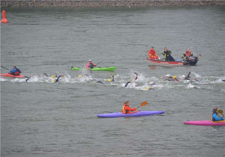 Kanuten und Feuerwehr sicherten die Schwimmer auf ihrem Weg zu den Brückentürmen ab.