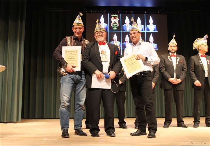 Kanzler Willi Wagner (Mitte) ernannte Maximilian Mumm (links) und Peter Hermen (rechts) zu neuen Studiosen.