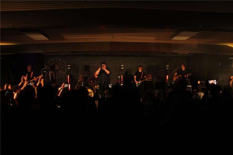 Kapelle Petra live auf der Bühne im „Kultschuppen“ Jahnhalle Bad Breisig. Foto: Michael Lüdtke