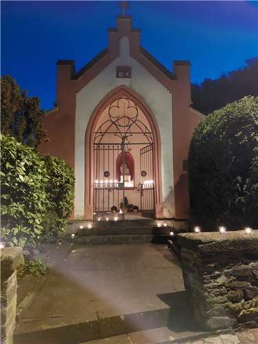 Kapelle beleuchtet zur Lichterprozession.