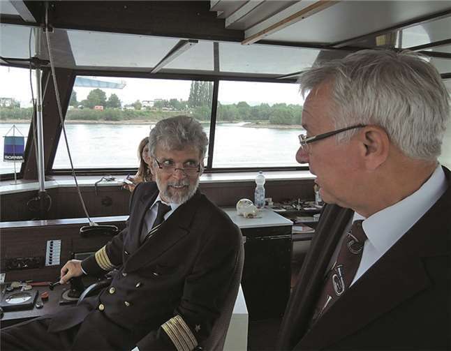 Kapitän Alexander Hölzenbein am Steuerstand erhält Besuch von Prof. Dr. Joachim Hofmann-Göttig.