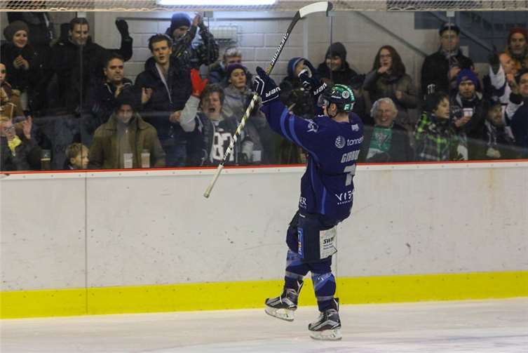 Kapitän Brian Gibbons beim Torjubel im Spiel gegen die Preußen aus Berlin.  fischkoppMedien