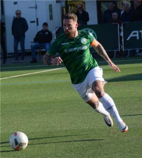 Kapitän Chris Meinert hat beste Erinnerungen an den Pokal. Beim bislang letzten Triumph 2022 schoss der Verteidiger im Finale das entscheidende 1:0. Ins Endspiel will er nun erneut.