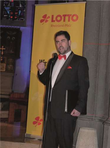 Kapitän Christoph Clemens bat die Besucher in der Pause um eine Spende für die Flüchtlingskinder, die ebenfalls von den Mainzer Hofsängern, bzw. Lotto Rheinland Pfalz unterstützt werden.