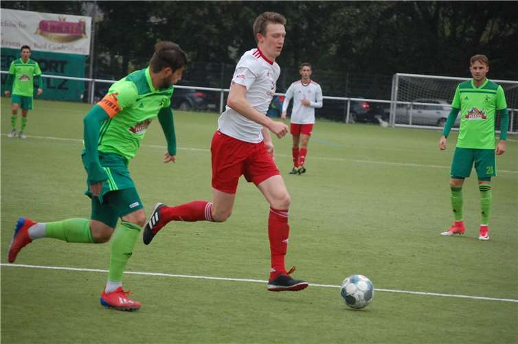 Kapitän Florian Schlich (li.) musste wegen einer Wadenverhärtung passen.Fotos: SK