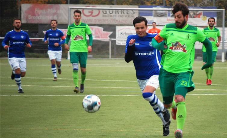 Kapitän Florian Schlich (rechts) erzielte per Kopf den wichtigen Führungstreffer für die SG Eintracht Mendig/Bell.Fotos: SK