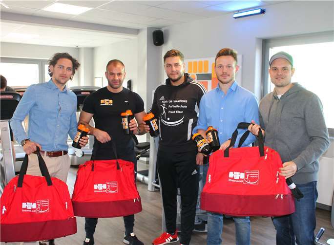 Kapitän Julian Strassberger, Besim Mehmeti und Trainer Marc Göttlicher nahmen die Sporttaschen für die zweite Mannschaft des SV Kripp entgegen Foto: privat.