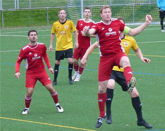 Kapitän Marco Schwarz im Luftkampf beobachtet von Niklas Volk.  Foto: privat