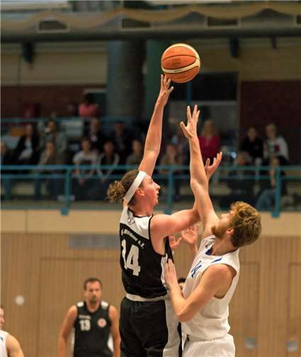 Kapitän Michael Chojnowski (schwarz) fliegt dem fünften Saisonsieg in der Basketball-Oberliga entgegen.
