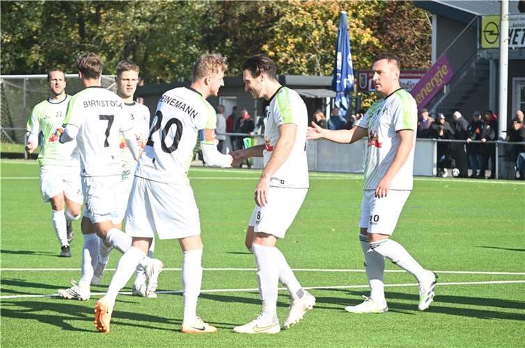 Kapitän Niklas Heinemann gratuliert Pascal Zimmer zum frühen Führungstreffer.  Foto: SK