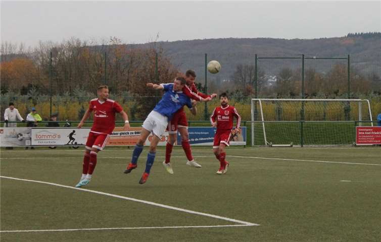 Kapitän Nils Meyer, hier im Kopfballduell, erzielte das Siegtor in der 90. Minute.Foto: privat