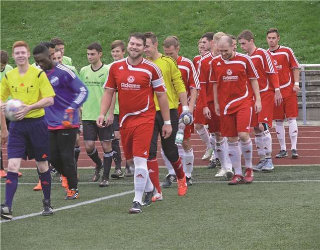 Kapitän Rico Reuter führt seine Mannschaft auf den Platz.privat
