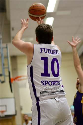 Kapitän Simon Voll trifft den Dreier.