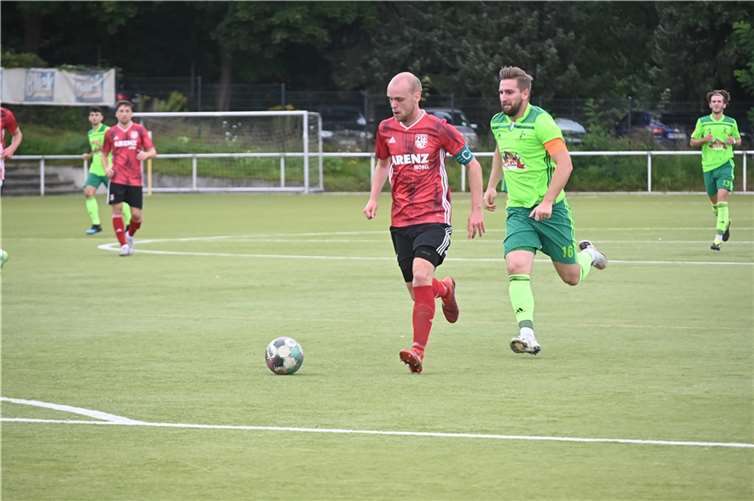 Kapitäne unter sich: Der Mendiger André Marx (re.) konnte Michael Daub nicht am Schuss hindern.