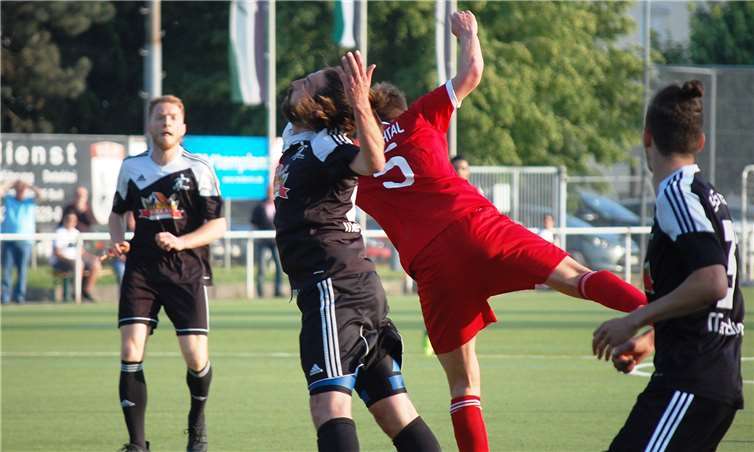Kapitäne unter sich: Florian Schlich (li.) und der Eisbachtaler Manuel Haberzettl.SK