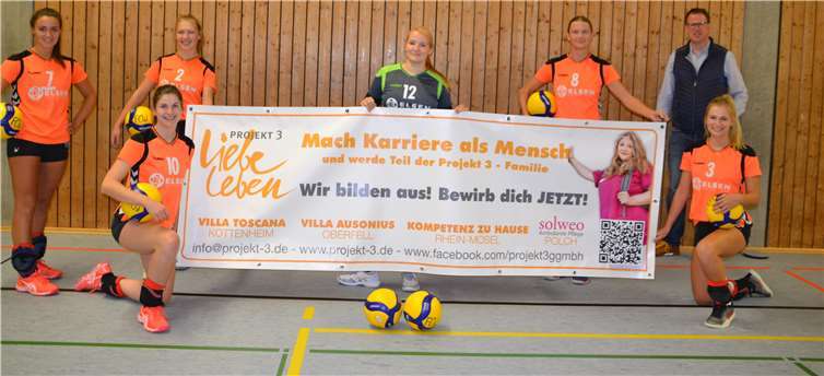 Kapitänin Donna Sesterhenn (l.) und ihr Team, die „Maifeld Volleys“, präsentierten das Banner der Projekt 3 gGmbH, gesponsert von Geschäftsführer Uwe Berens.Fotos: Projekt 3