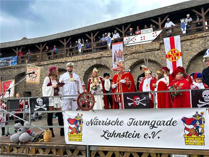 Kapitänin Ronja (links) hatte natürlich Hilfe von den Tollitäten.  Fotos: Eva Dreiser / Stadtverwaltung Lahnstein