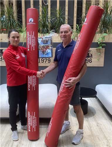 Kapitänin der Verbandsliga-Damen Lisa Hartenstein mit Hr. Schlich von Intersport Krumholz. Foto: privat