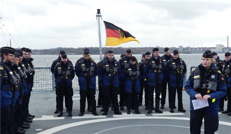 Kapitänleutnant Marina Diebelt lässt als 1. Wachoffizier des Tender Mosel die Besatzung zur Begrüßung antreten.