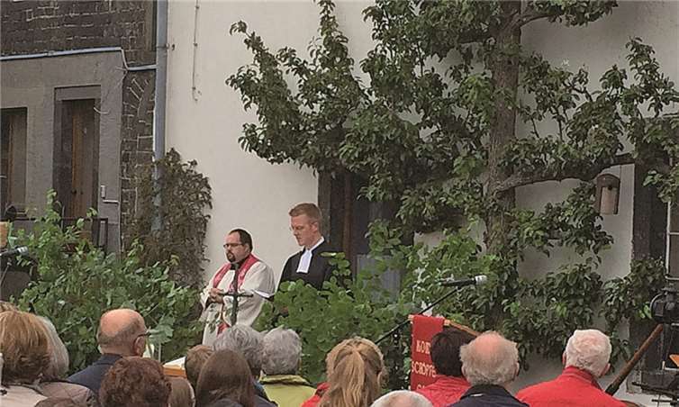 Kaplan Andreas Burg (links) und Pfarrer Breetschen. privat