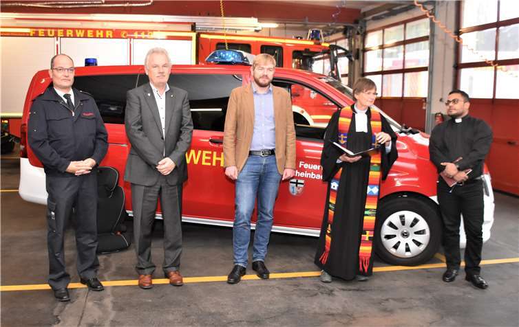 „Kinderfeuerwehr ist das wichtigste Team“  Kaplan Carlos Mendoza-Sandoval von der Katholischen Kirche, Pastor Klaus Haubold von der Freien Evangelischen Kirche und die evangelische Pfarrerin Gudrun Schlösser segneten das neue Fahrzeug. Mit dabei Brandinspektor Jörg Kirchhartz und Bürgermeister Stefan Raetz.