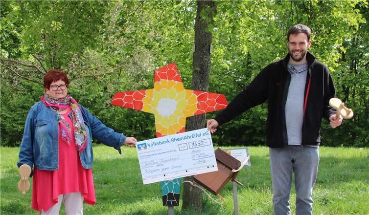 Kaplan Dominic Lück konnte als Vertreter der Messdiener der Pfarreiengemeinschaft Mendig die stolze Summe von 1432 Euro an die Initiative „REGENBOGEN“, in Vertretung von Hiltrud Surges, übergeben. Foto: privat