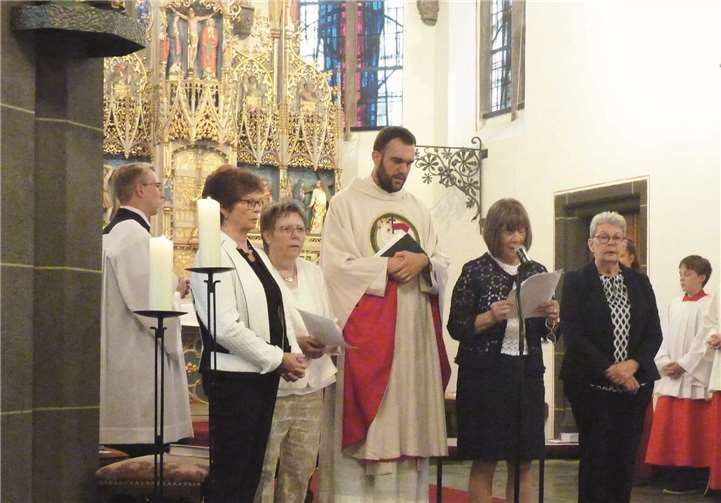 Kaplan Dominic Lück wurde von Maria Lempertz, Jutta Syré-Gross, Klara Heuft und Gisela Rösner unterstützt.Fotos: -FRE-