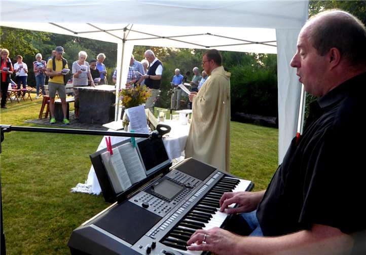 Kaplan Dominik Schmitt und Organist Marcus Breitenauer begleiteten die diesjährige Open-Air-Messfeier am Eifel-Camino.