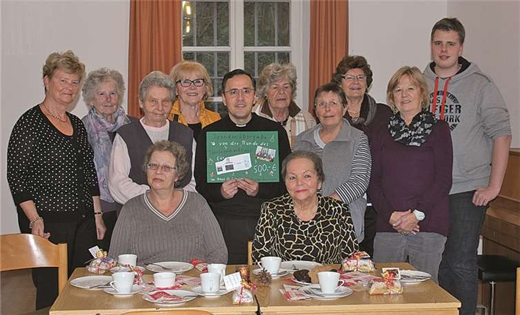 Kaplan Hector Miranda Roos inmitten der Spielerunde; v.l. Frau Klein, Frau Hart, Frau Oel, Frau Bonkowski, Kaplan Miranda, Frau Grüner, Frau Luhmer, Frau Schäfer, Frau Bardusch, Fabian Langen, Frau Kraft und Frau Crowlei (vorne sitzend).privat