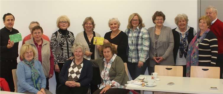 Kaplan Hector Miranda nahm stellvertretend den Scheck für das Hilfsprojekt ZUGABE entgegen. Außerdem freuten sich Constanze Klitzke und Bozena Halas vom Förderverein der Krebsberatung im Caritasverband Rhein-Sieg e.V. über eine Spende.privat