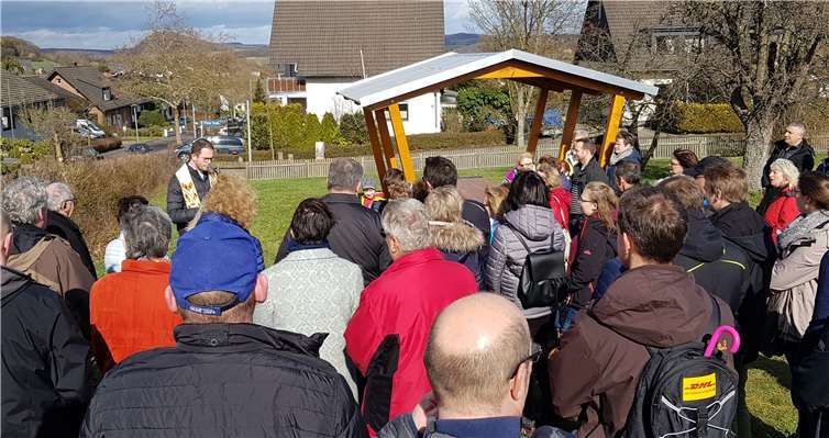 Kaplan Hufschmiedt segnete die neue Sitzgruppe mit dem passenden Worten ein.Fotos: privat